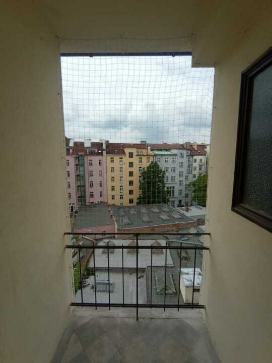 Zábrana proti holubům - instalace ochranných sítí